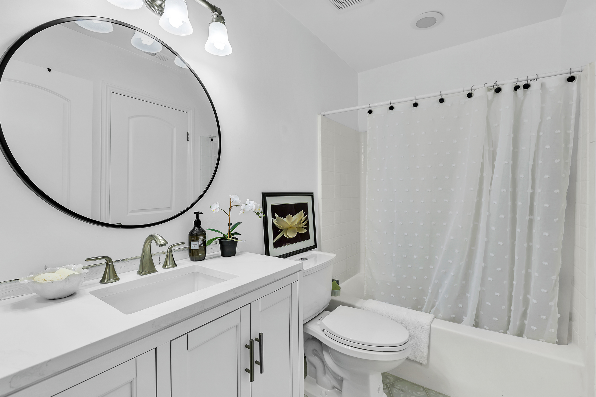 Interior photo (neutral walls) example 11