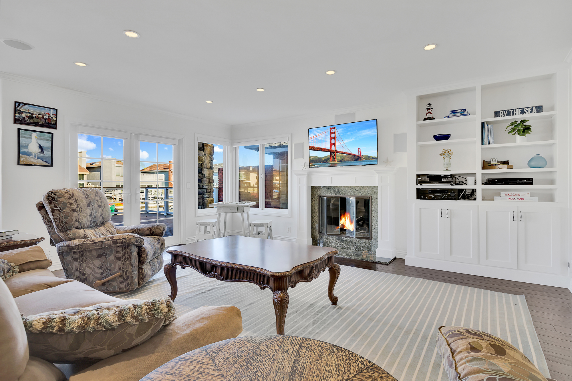 Interior photo (neutral walls) example 19