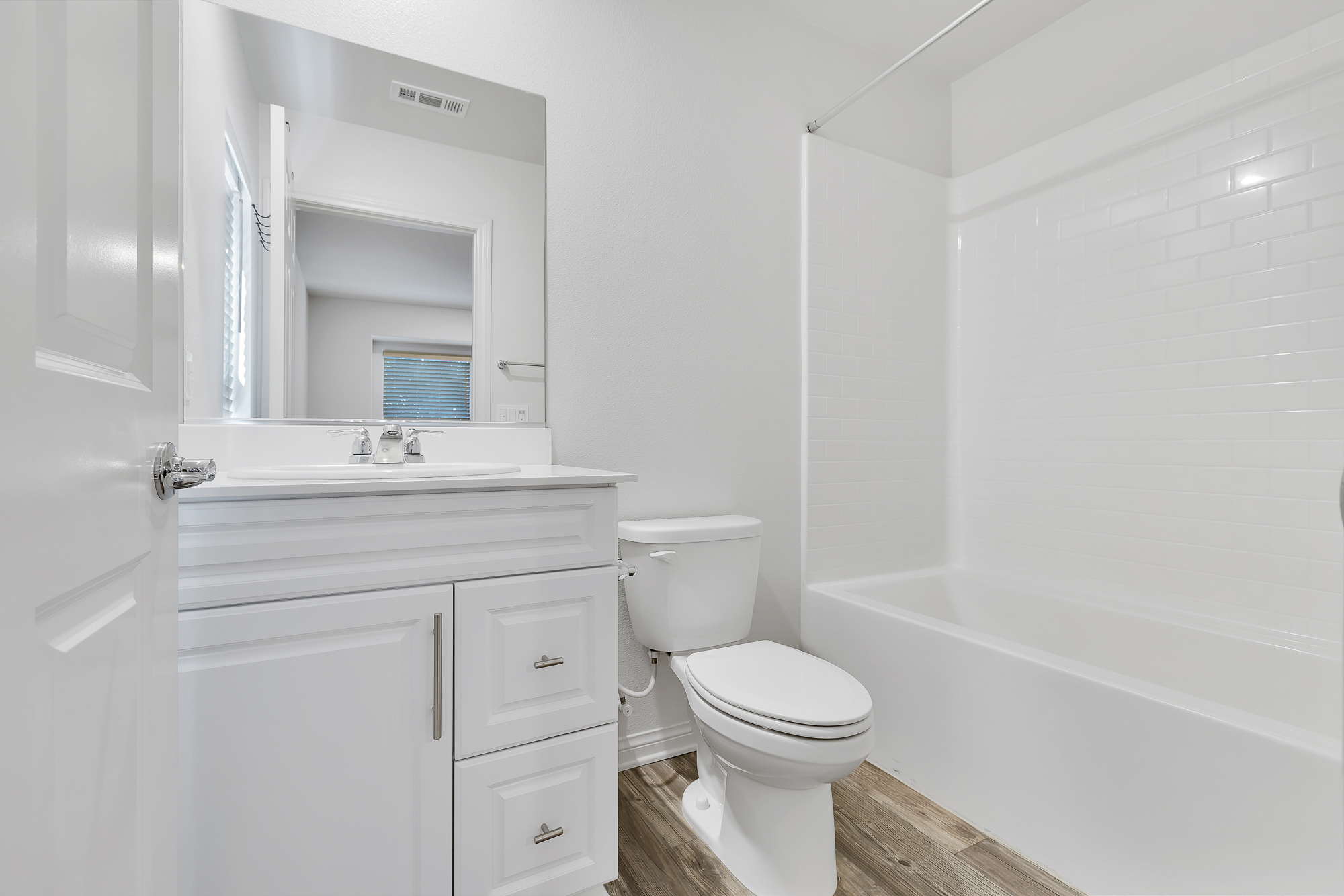 Interior photo (neutral walls) example 21