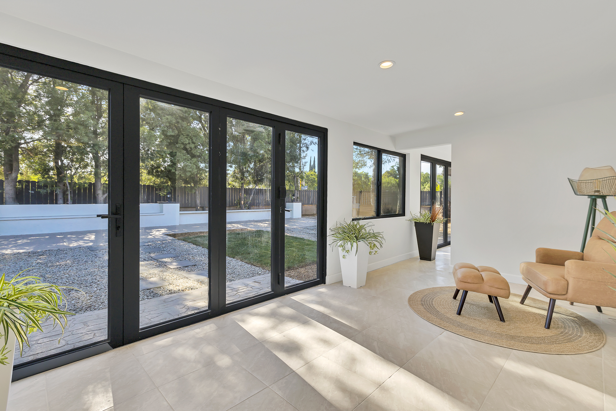 Interior photo (neutral walls) example 31