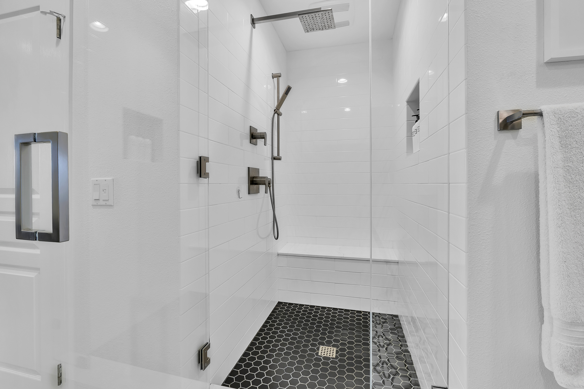 Interior photo (neutral walls) example 37