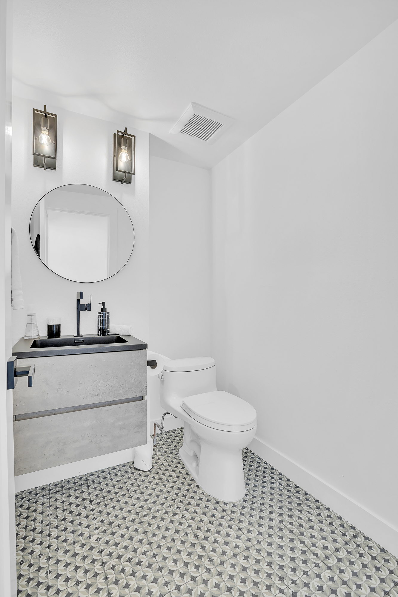 Interior photo (neutral walls) example 7